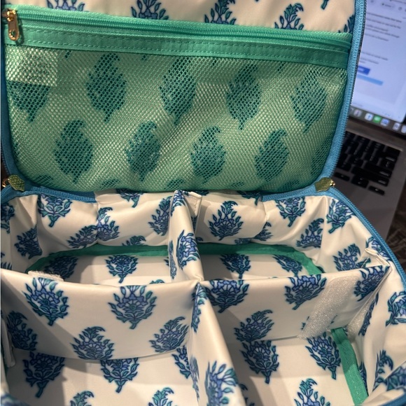 Roller Rabbit x Target Vanity Case - Picture 2 of 3